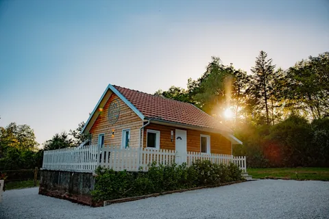 Le chalet en bois dans la lumière du soir