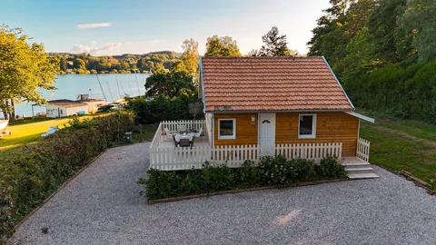 Le chalet et sa terrasse, le bassin de Champagney en arrière-plan