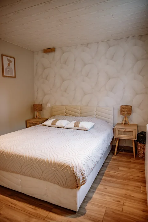 La chambre et son lit de 140 × 190