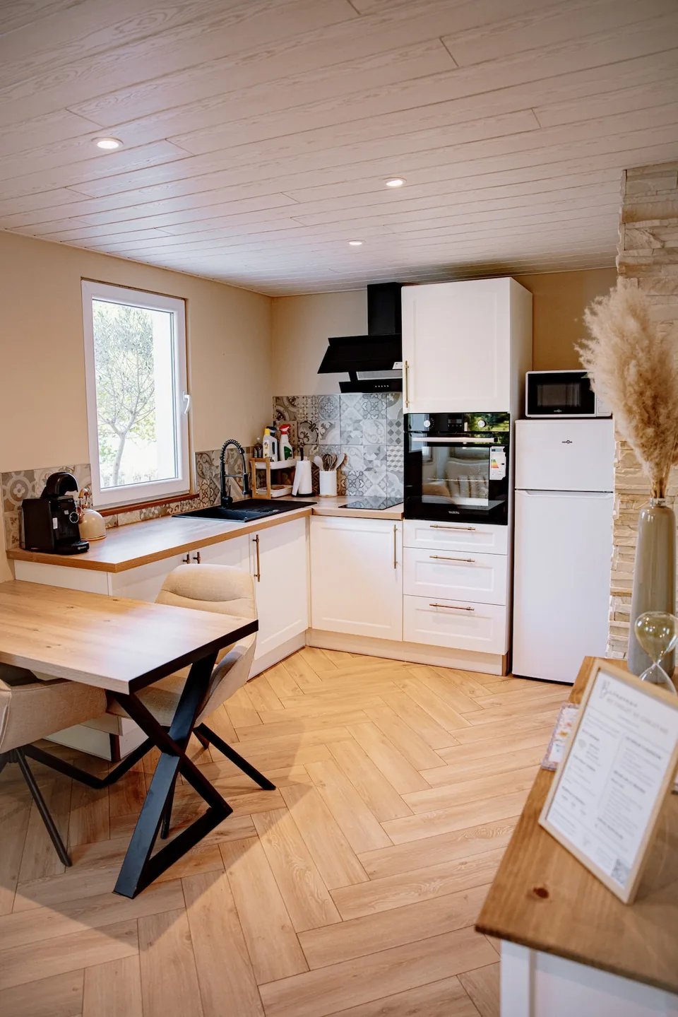 La cuisine équipée et la table à manger