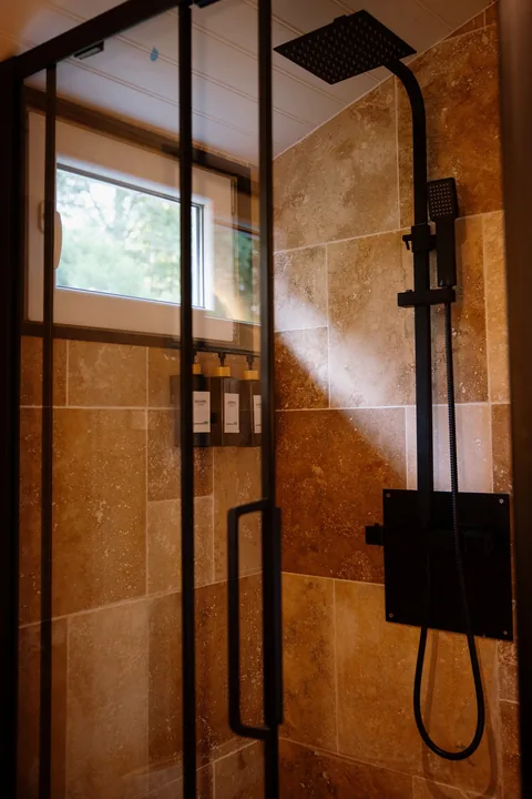 La douche derrière sa verrière noire