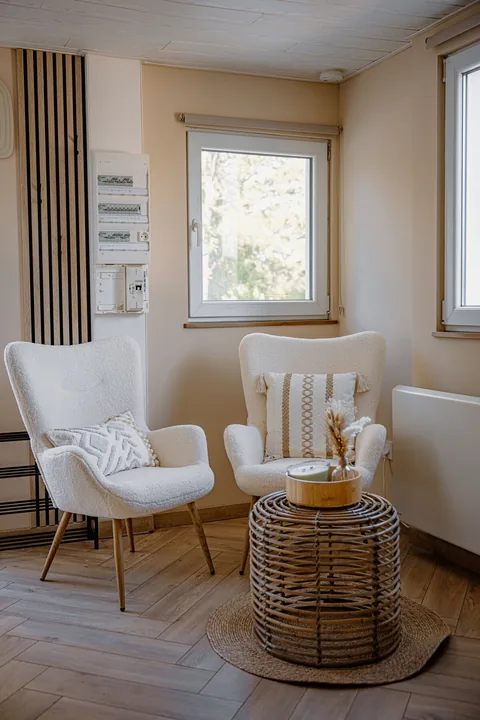 Deux fauteuils bouclés près de la fenêtre