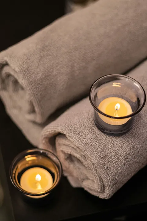 Serviettes roulées et bougies, pour un moment de détente