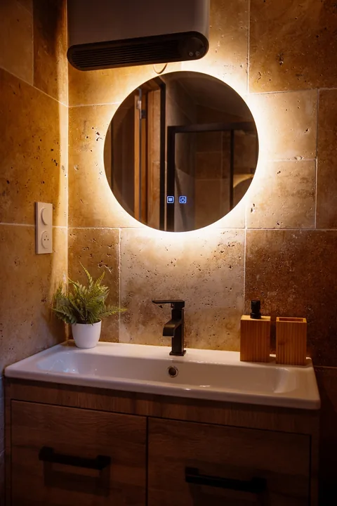 La vasque et son miroir lumineux