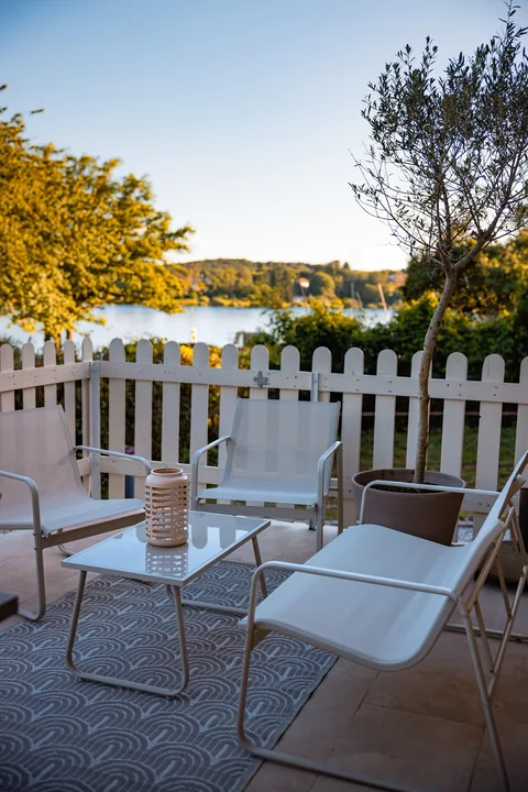 Les fauteuils de la terrasse, face au bassin