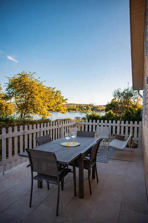 La table de la terrasse, face au bassin