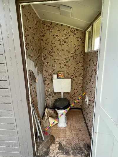 Les toilettes d'origine, avant les travaux