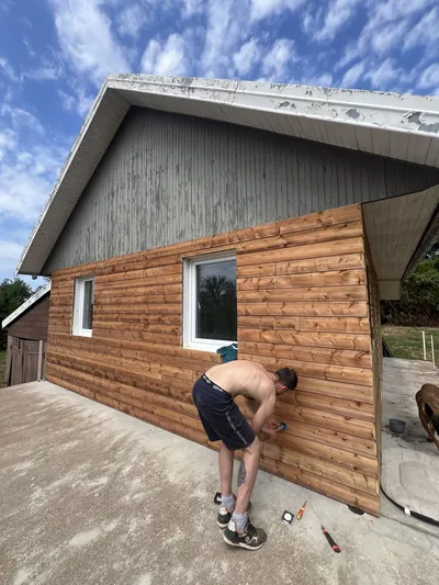 Pose du nouveau bardage en bois