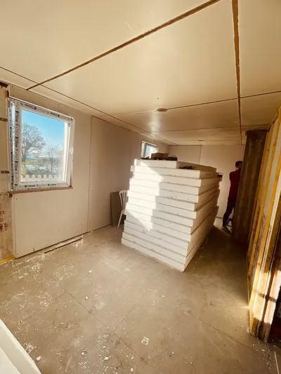 Les panneaux isolants livrés dans le chalet