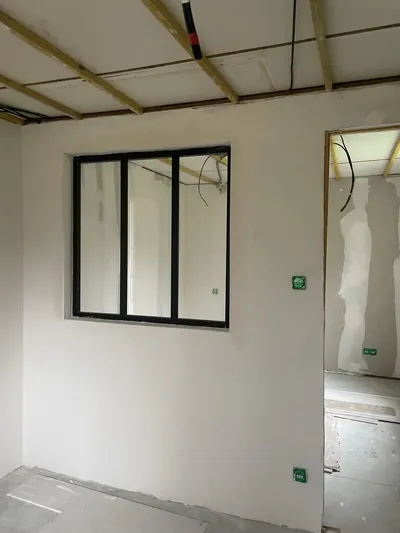 Cloisons neuves et verrière, avant la peinture