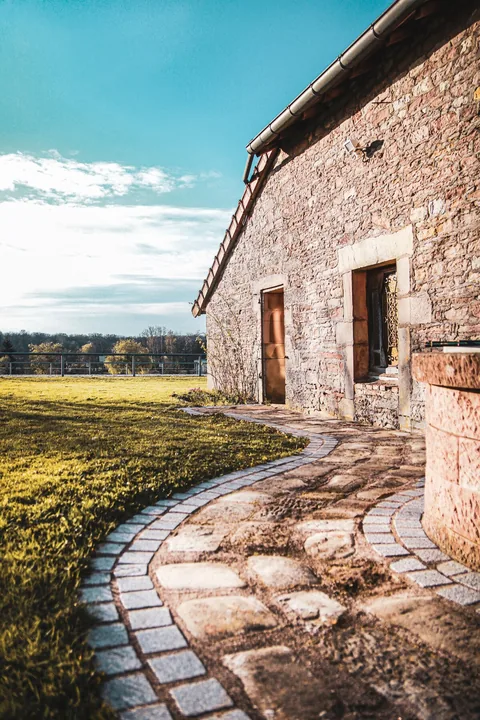 Das Natursteinhaus inmitten der Landschaft der Haute-Saône