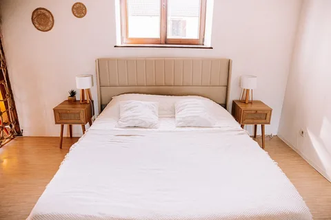 Das Kingsize-Bett (160 × 200) in einem der beiden Schlafbereiche