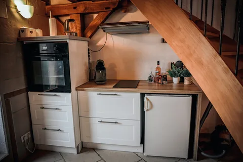 Die Küchenecke unter der Holztreppe