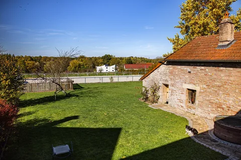 Die Fassade von Au P'tit Charivari und der Garten