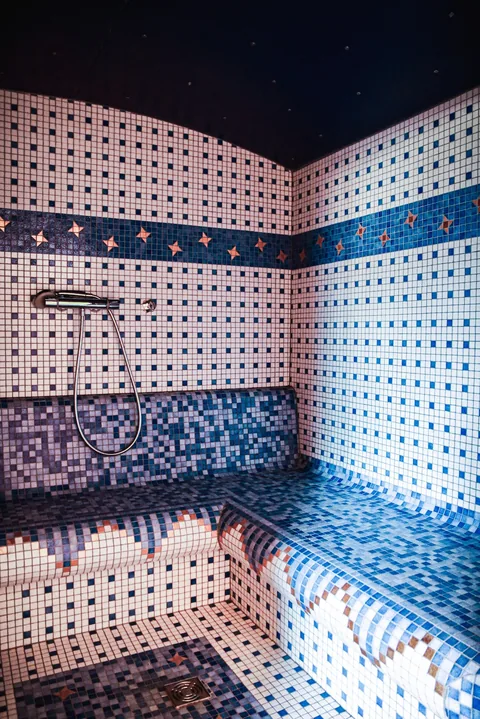 Der private Hammam mit Mosaik und beleuchtetem Sternenhimmel