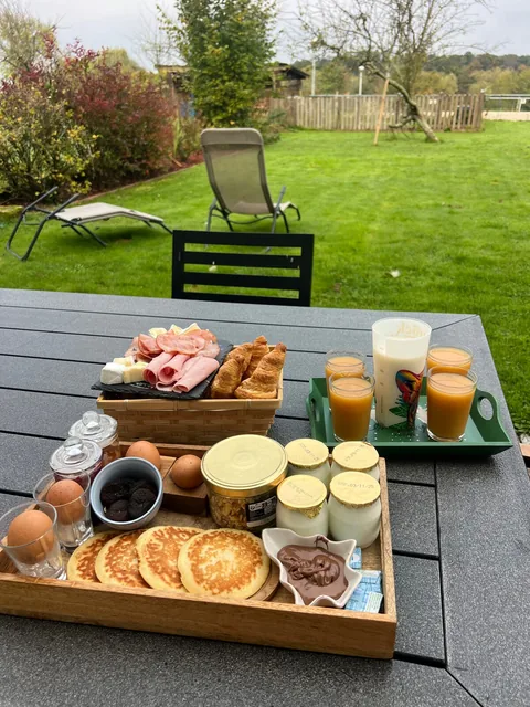 Ein Frühstückstablett auf dem Gartentisch
