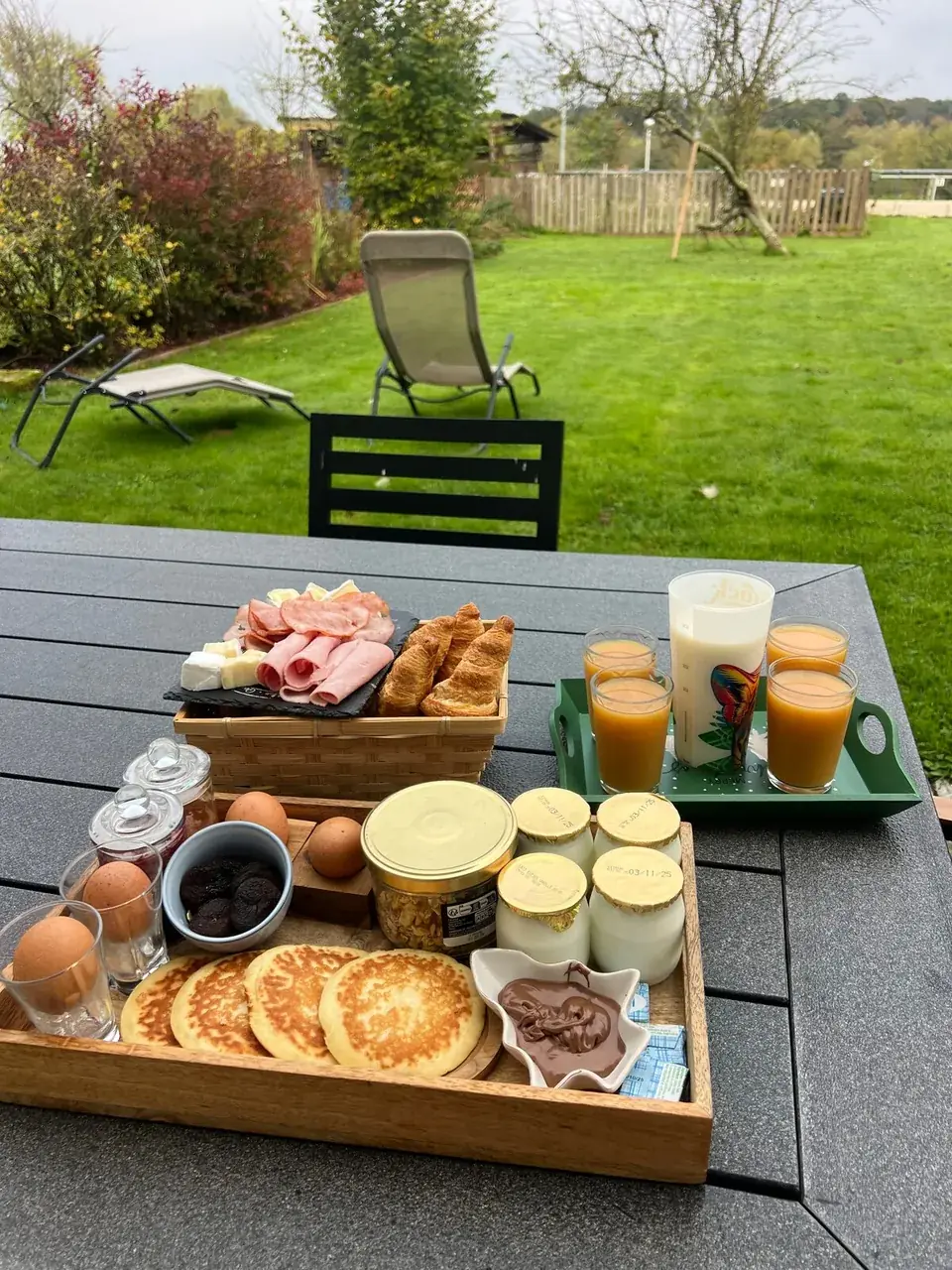 Ein Frühstückstablett auf dem Gartentisch