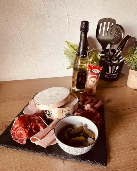 Aperitifplatte mit Wurst und Käse