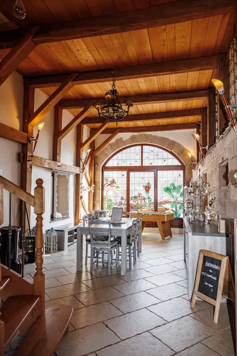 Der große Tisch, für das Frühstück gedeckt