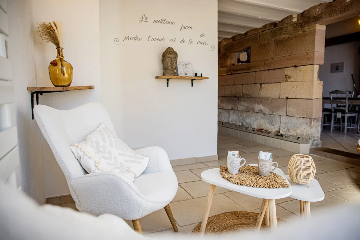 Das helle Wohnzimmer vor der Natursteinwand