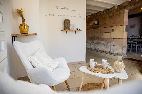 Das helle Wohnzimmer vor der Natursteinwand