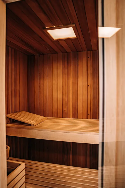 Die private Sauna aus hellem Holz, rund um die Uhr zugänglich